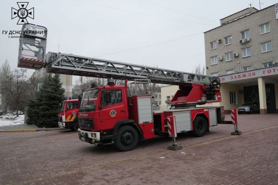 Запорізькі рятувальники отримали від німецького клубу Mercedes-Benz з 30-метровою драбиною