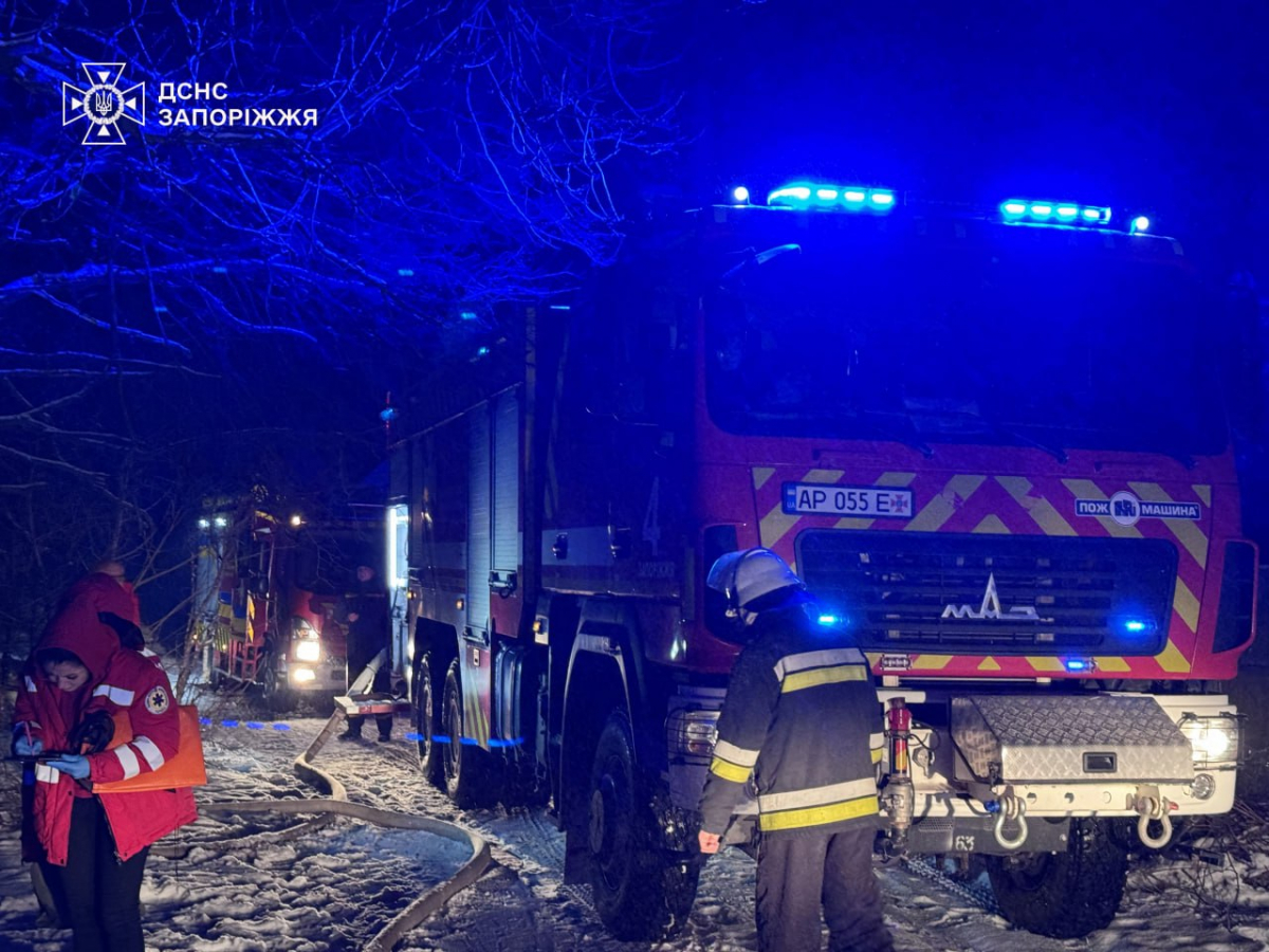 Рятувальники виявили тіло під час гасіння пожежі – у Запоріжжі чоловік загинув у власному будинку (фото, відео)