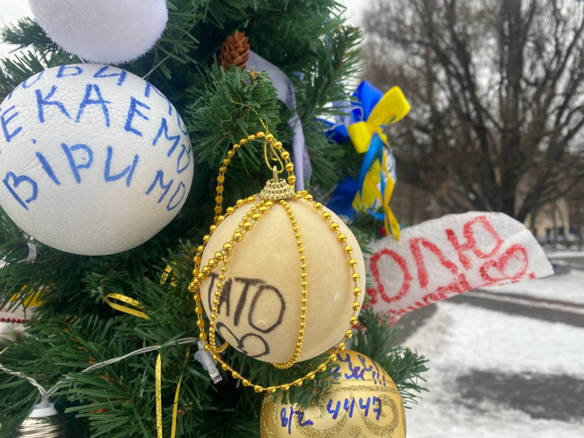 Четверте Різдво в полоні - у центрі Запоріжжя встановили ялинку з колючим дротом та стіл з порожніми стільцями (фото)