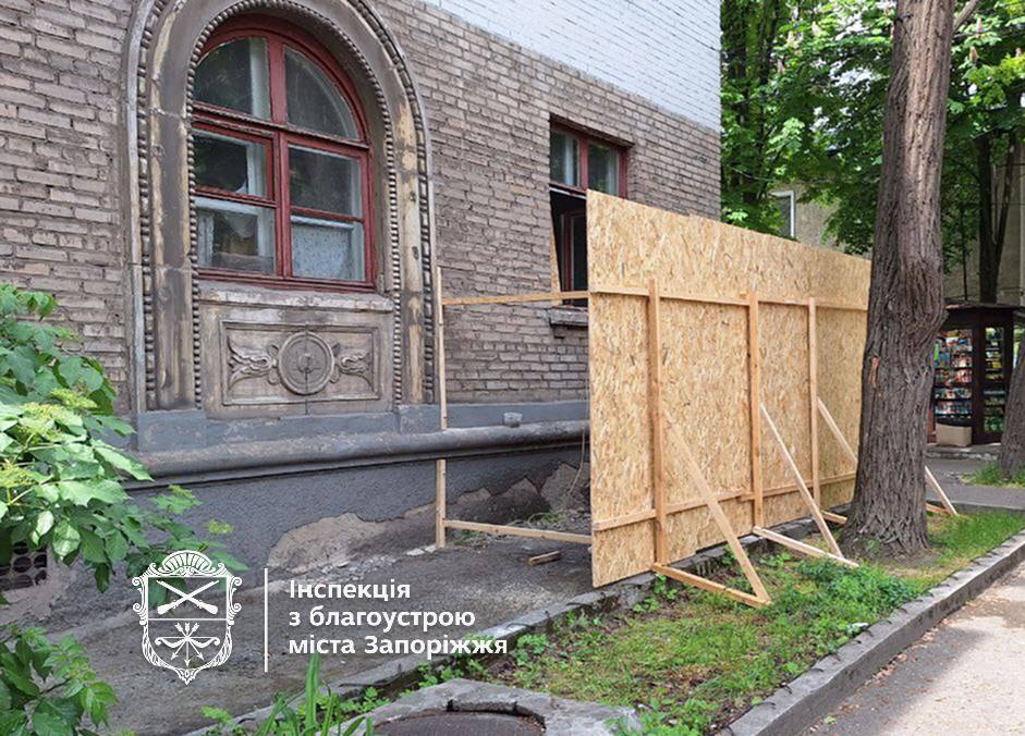 У Запоріжжі прибрали паркан, який перегородив виїзд з дому волонтерці на інвалідному візку