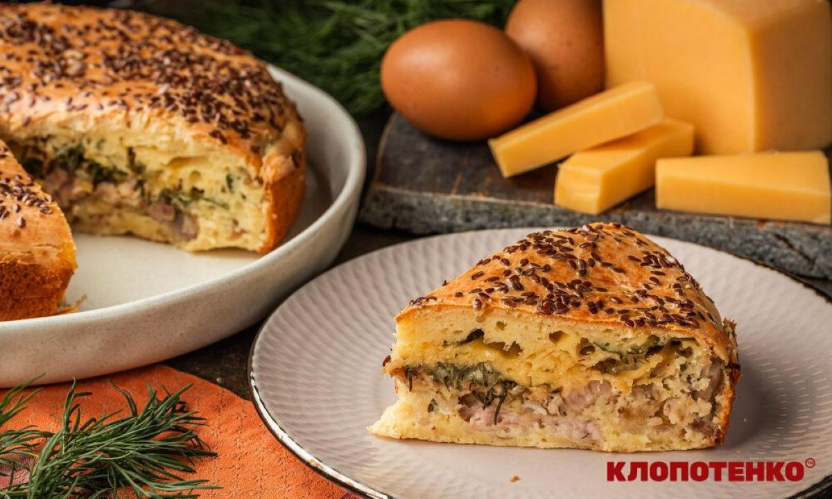 Заливний пиріг із м’ясом, сиром та рум’яною цибулею, фото з сайта klopotenko.com 