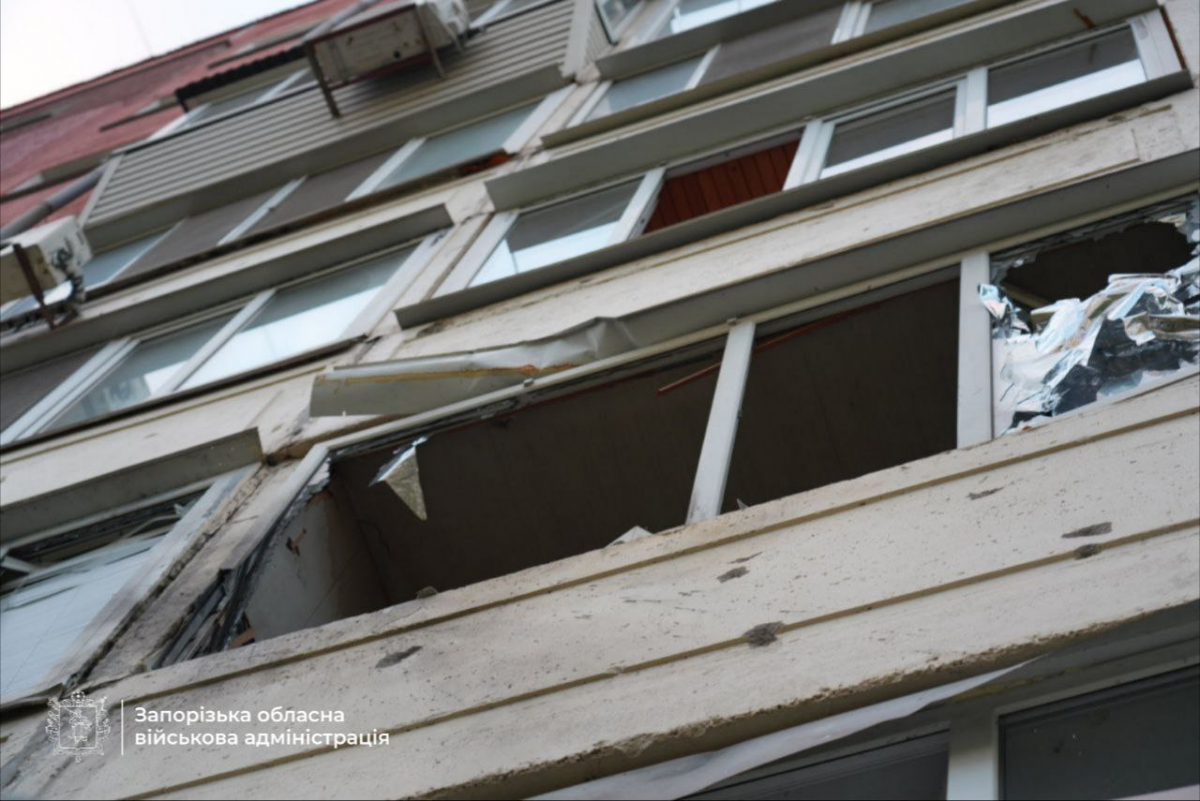 Дрон вдарив по багатоповерхівці – у Запоріжжі подружжя постраждало від російської атаки (фото, відео)
