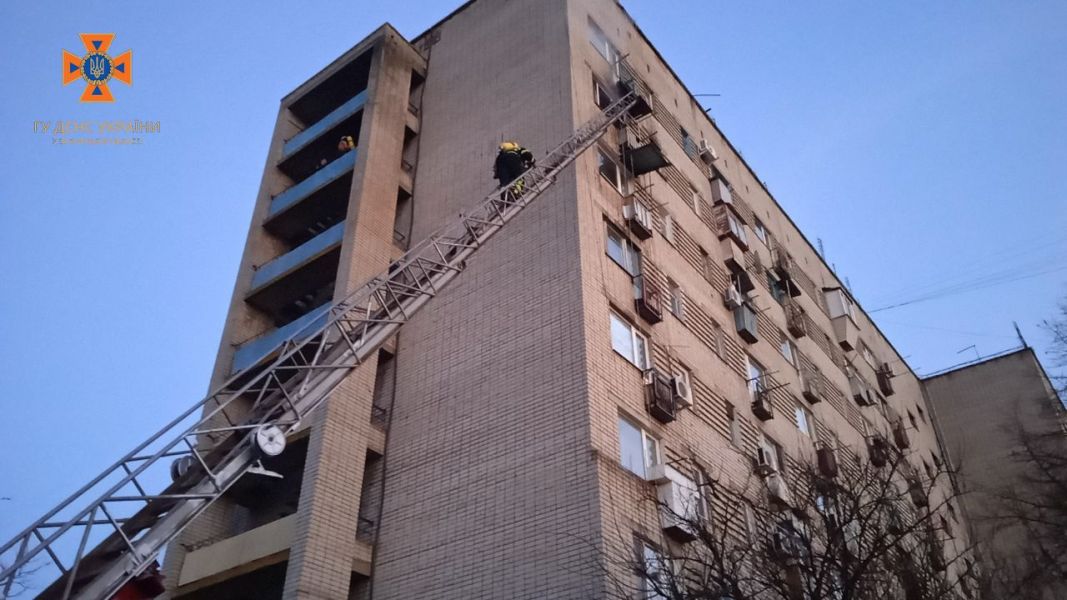 Під час гасіння пожежі у запорізькій багатоповерхівці рятувальники вивели на свіже повітря 5 людей  - фото