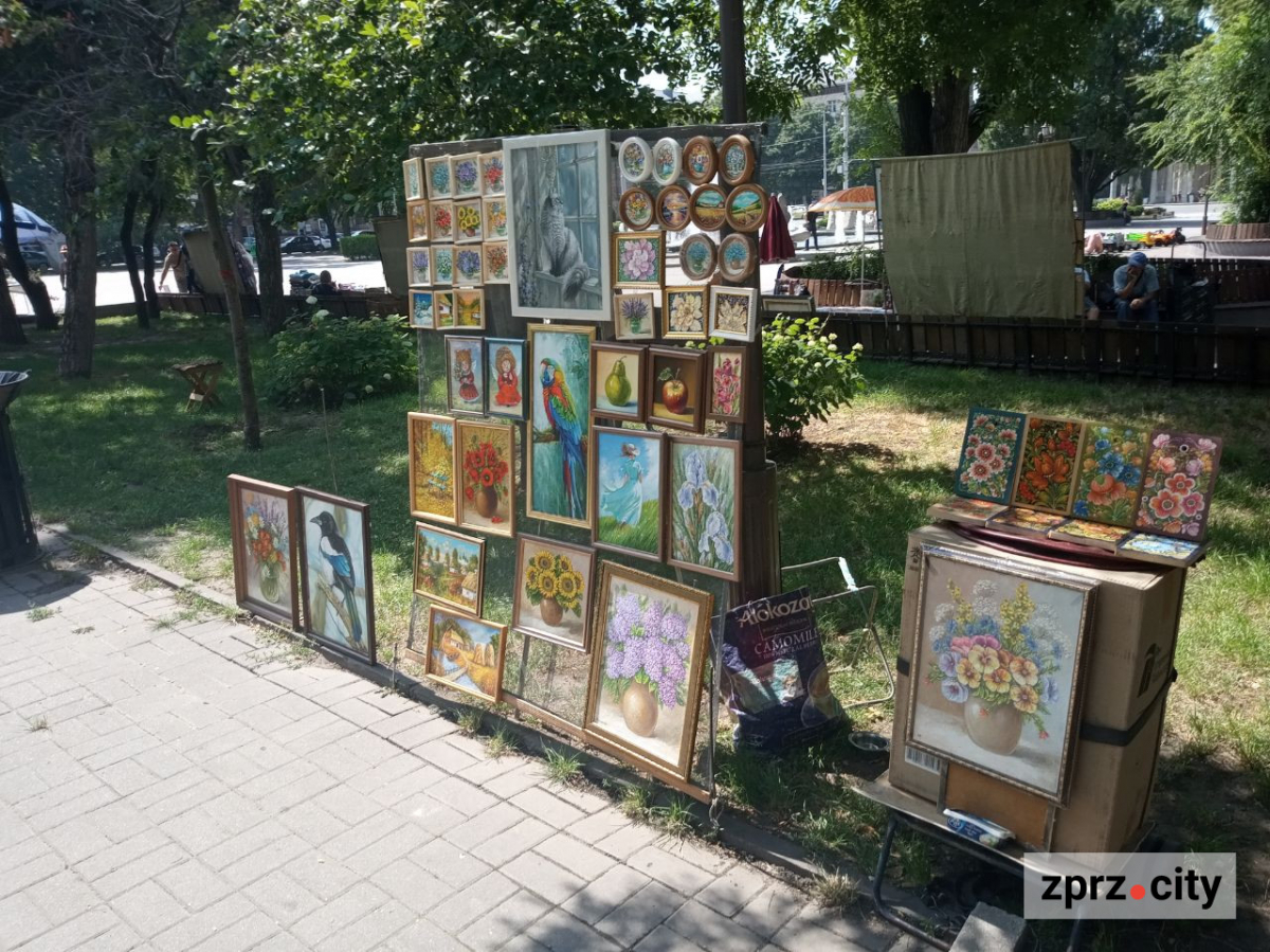 Релакс біля фонтану: як виглядає запорізький вернісаж в середині літа (фото)
