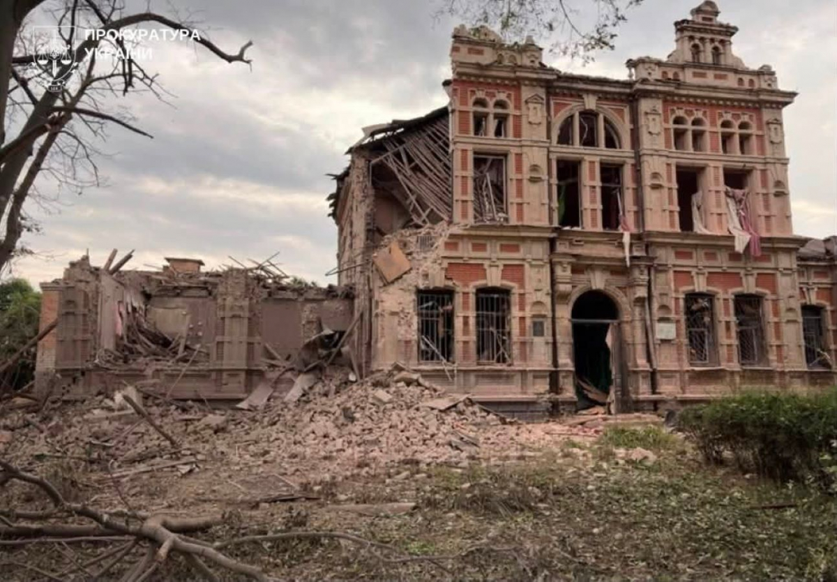Російські військові пошкодили одну з найкрасивіших історичних будівель Запоріжжя - фото