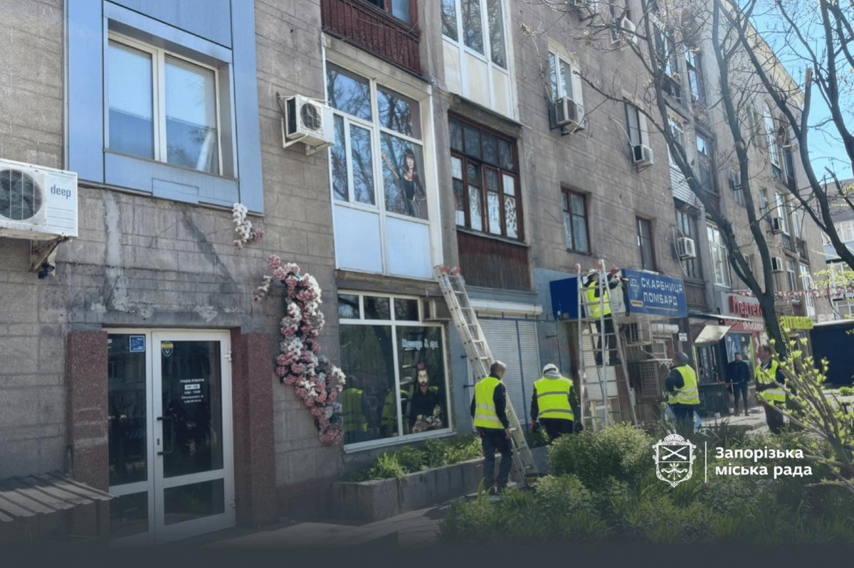 Збереження історичного вигляду: у Запоріжжі прибрали незаконну рекламу з пам'ятки архітектури (фото, відео)