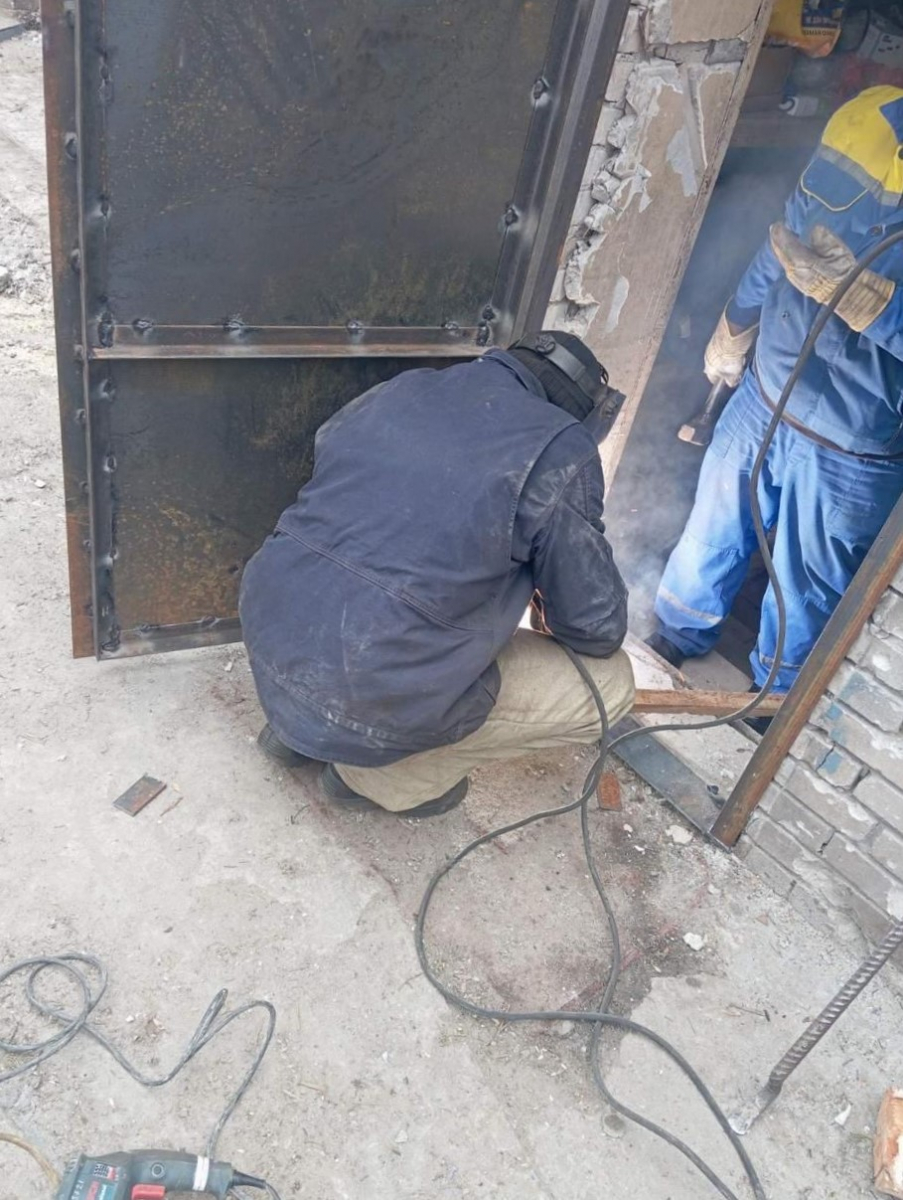 Обіцянку виконали: в Запоріжжі енергетики допомогли відбудувати притулок для тварин після атаки дрона (фото)