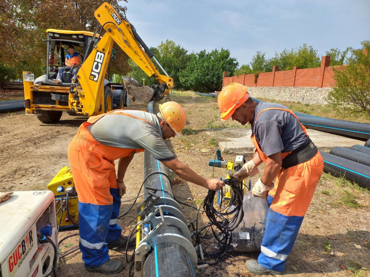 Аварійна ділянка - в одному з районів Запоріжжя ремонтують водогін (фото)