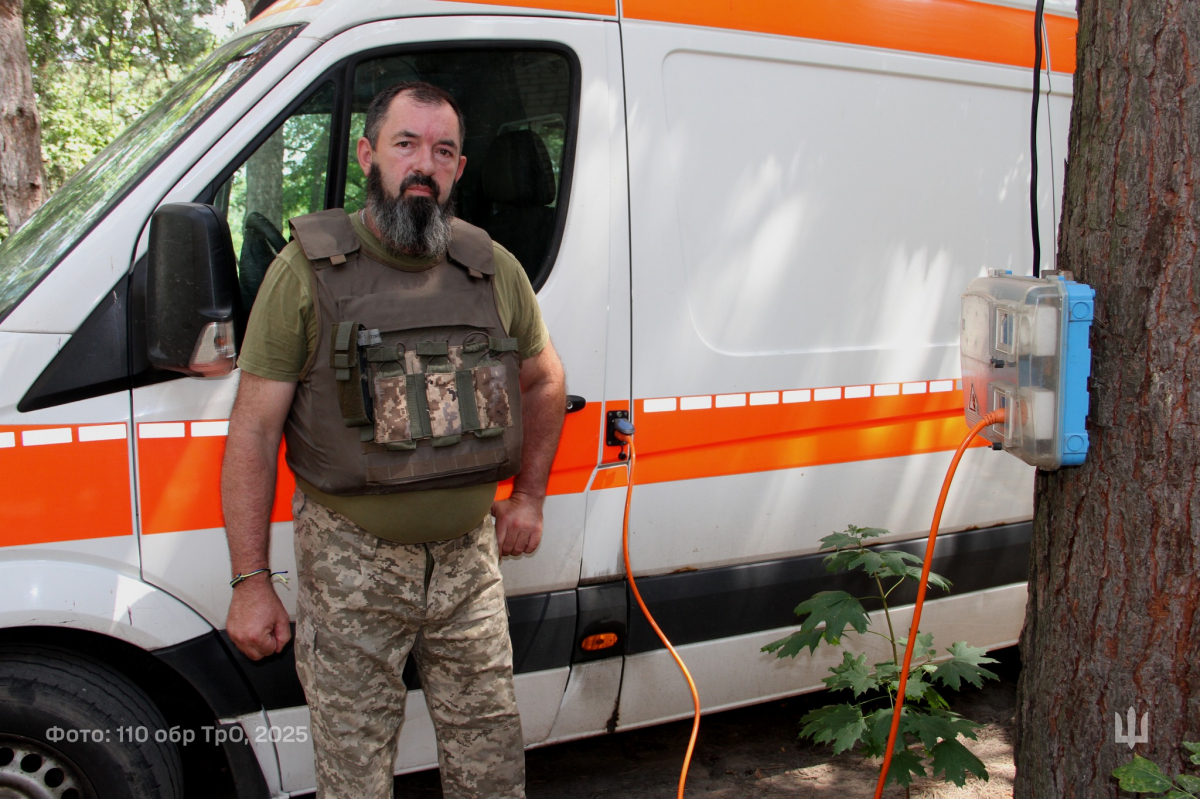 «На рахунку кожна хвилина» — як водій-санітар з Біленького рятує життя побратимам на передовій (фото)