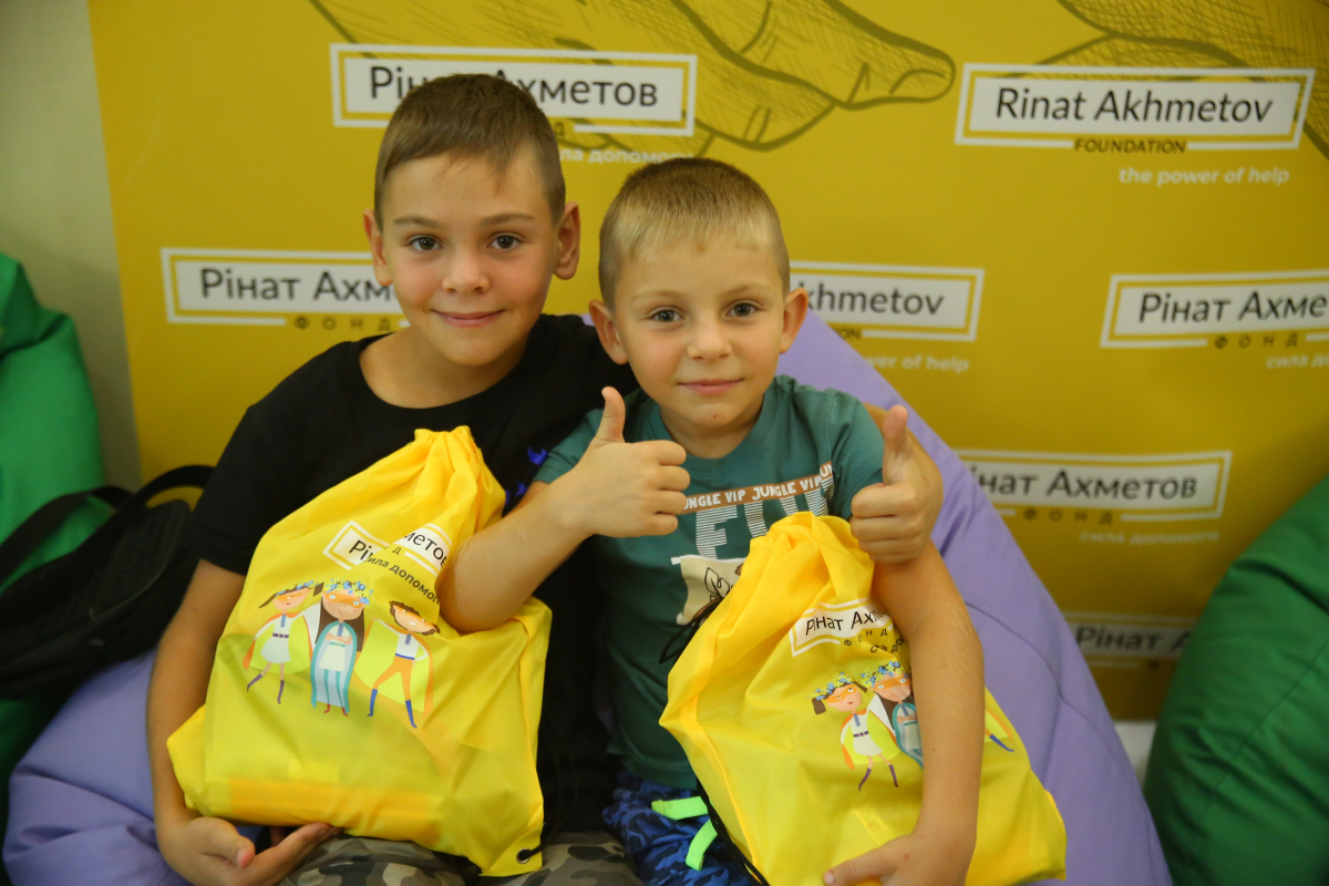 Маленькі переселенці, що пішли до першого класу у Запоріжжі, відсвяткували день знань та отримали подарунки