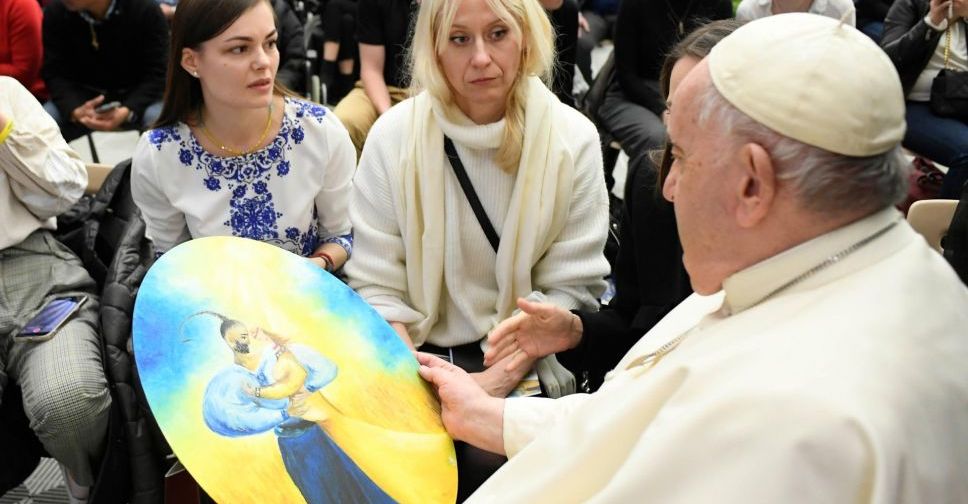 Папі Римському подарували картину юного художника із Бердянська