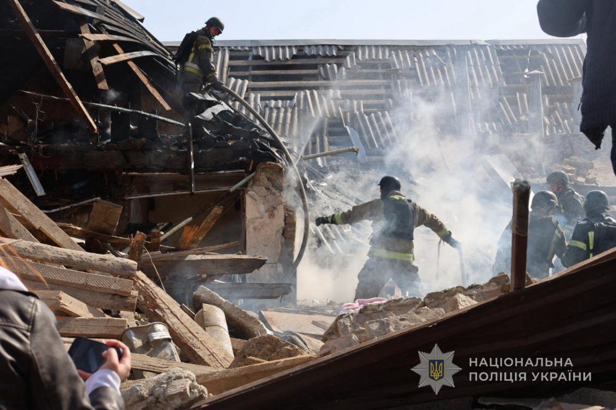 Російські дрони вдарили по приватному сектору Запоріжжя: загинула жінка, з-під завалів витягли підлітка (фото, відео)