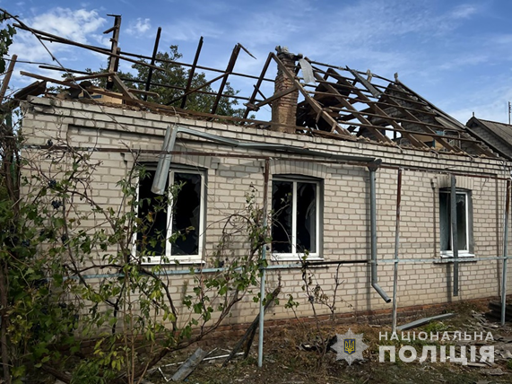 Сіла під стіну з хрестом і залишилася живою - як живуть люди у Гуляйполі під щоденними обстрілами ворога (фото, відео)