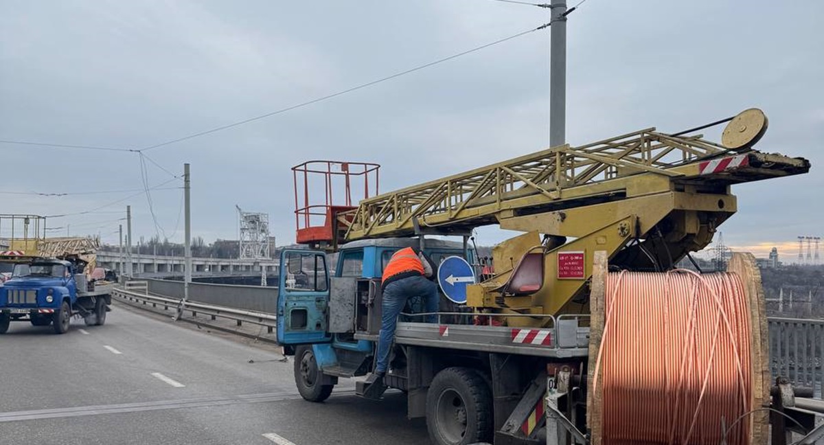 Для відновлення руху тролейбусів - у Запоріжжі відремонтували контактну мережу на греблі Дніпрогесу (фото)