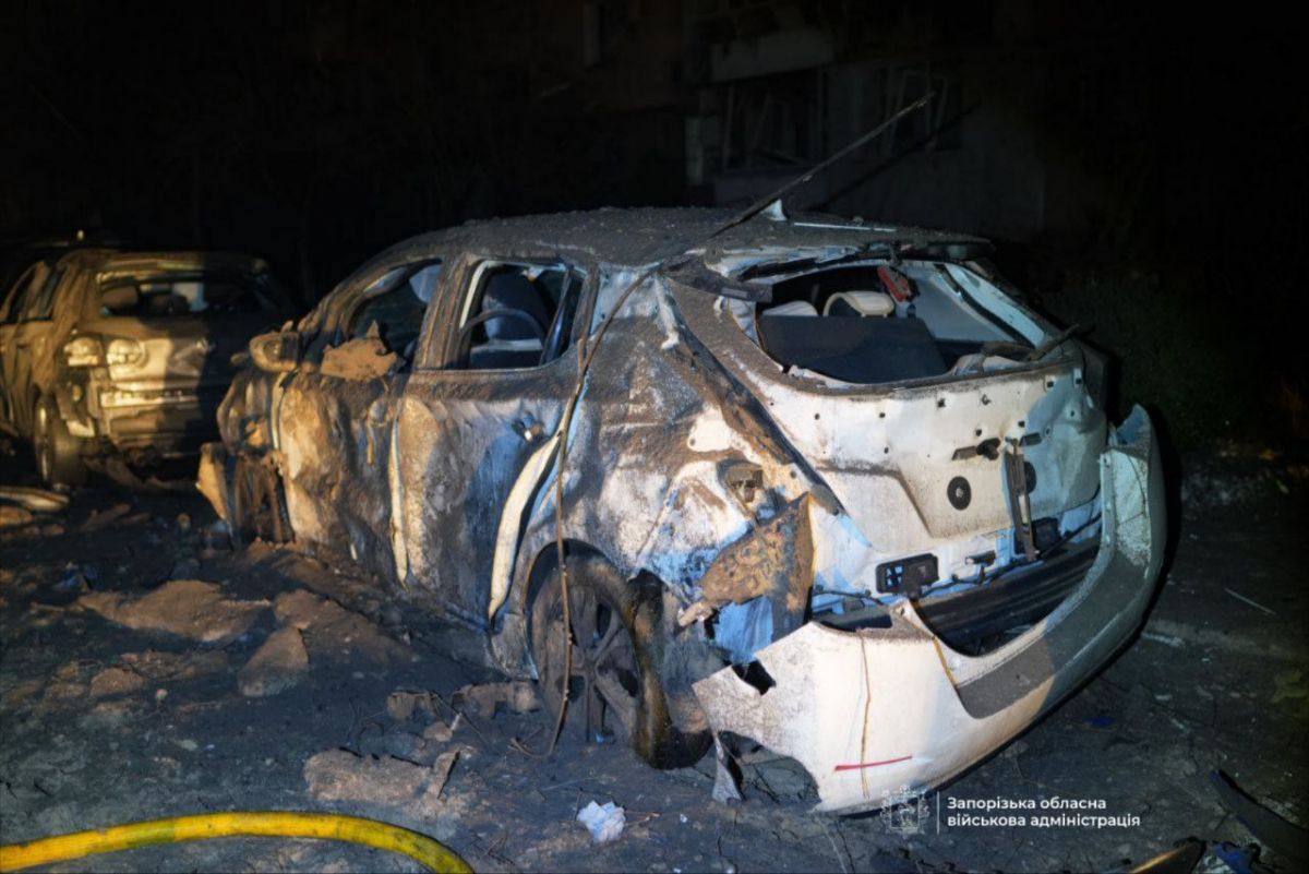 Росіяни вдарили по Запоріжжю на світанку: внаслідок обстрілу є постраждалі, пошкоджено житло та автомобілі (фото, відео)