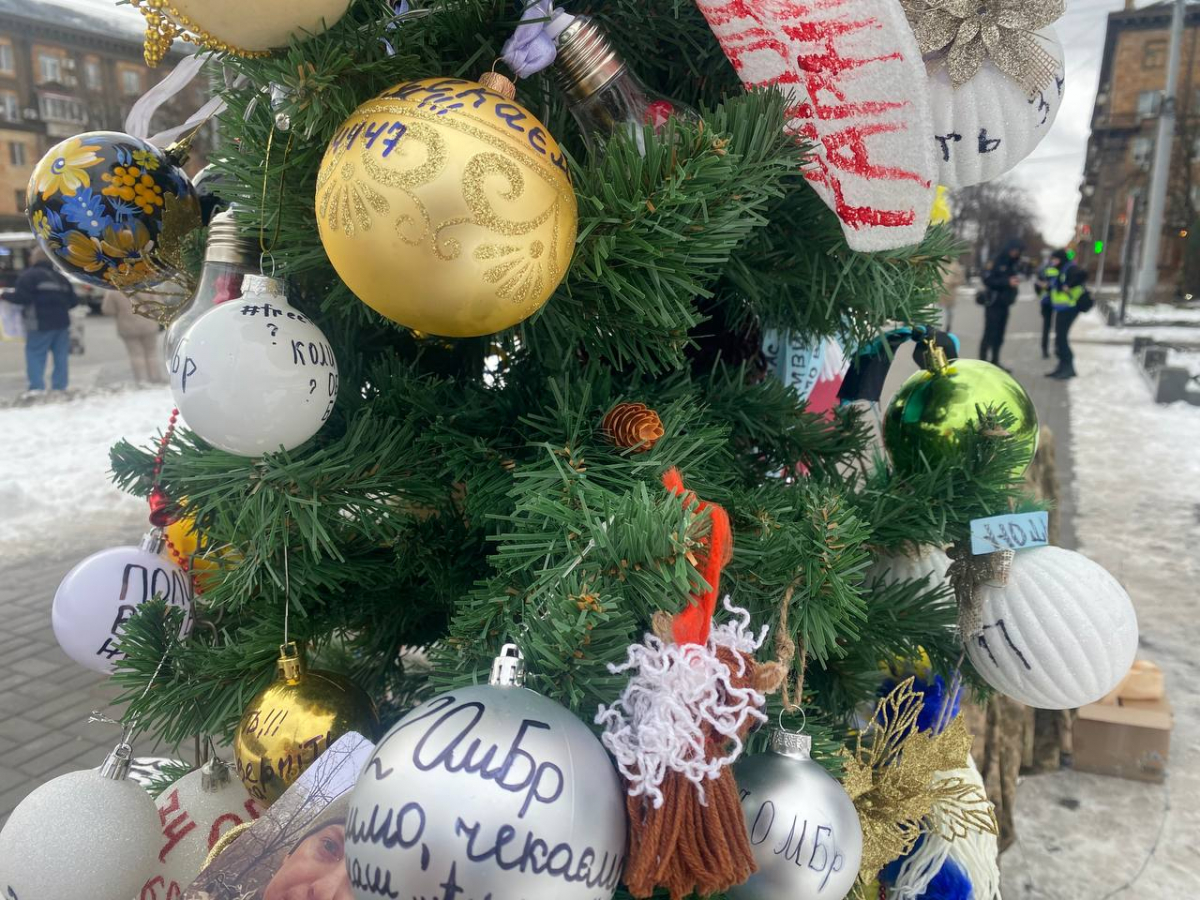 Четверте Різдво в полоні - у центрі Запоріжжя встановили ялинку з колючим дротом та стіл з порожніми стільцями (фото)