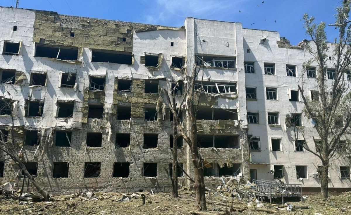 Росіяни вдарили керованою авіабомбою по лікарні в Запорізькій області: є загиблі та поранені