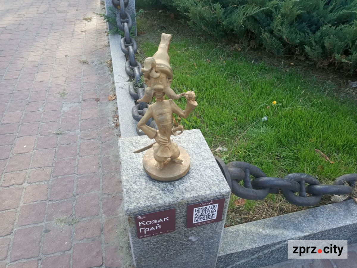 Новий культурний маршрут: у Запоріжжі з'явилися скульптури легендарних козаків (фото, відео)