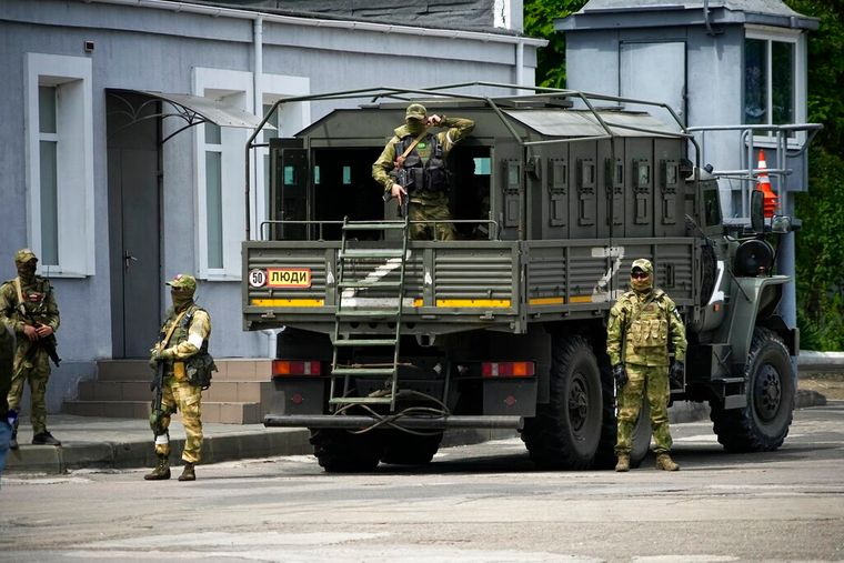 В окупованому місті Запорізької області російські військові прикриваються пенсіонерами як живим щитом
