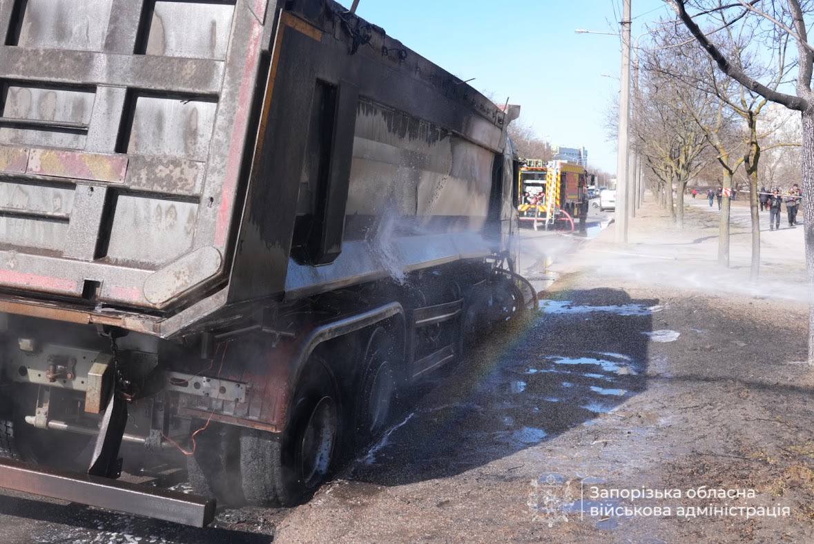 Росіяни вдарили дроном по вантажівці на шосе — у спальному районі Запоріжжя спалахнула пожежа (фото, відео)