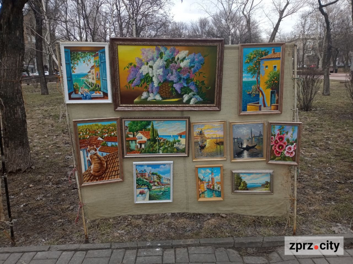 Майдан Митців у Запоріжжі: як вернісаж біля фонтану виглядає на початку весни (фото)