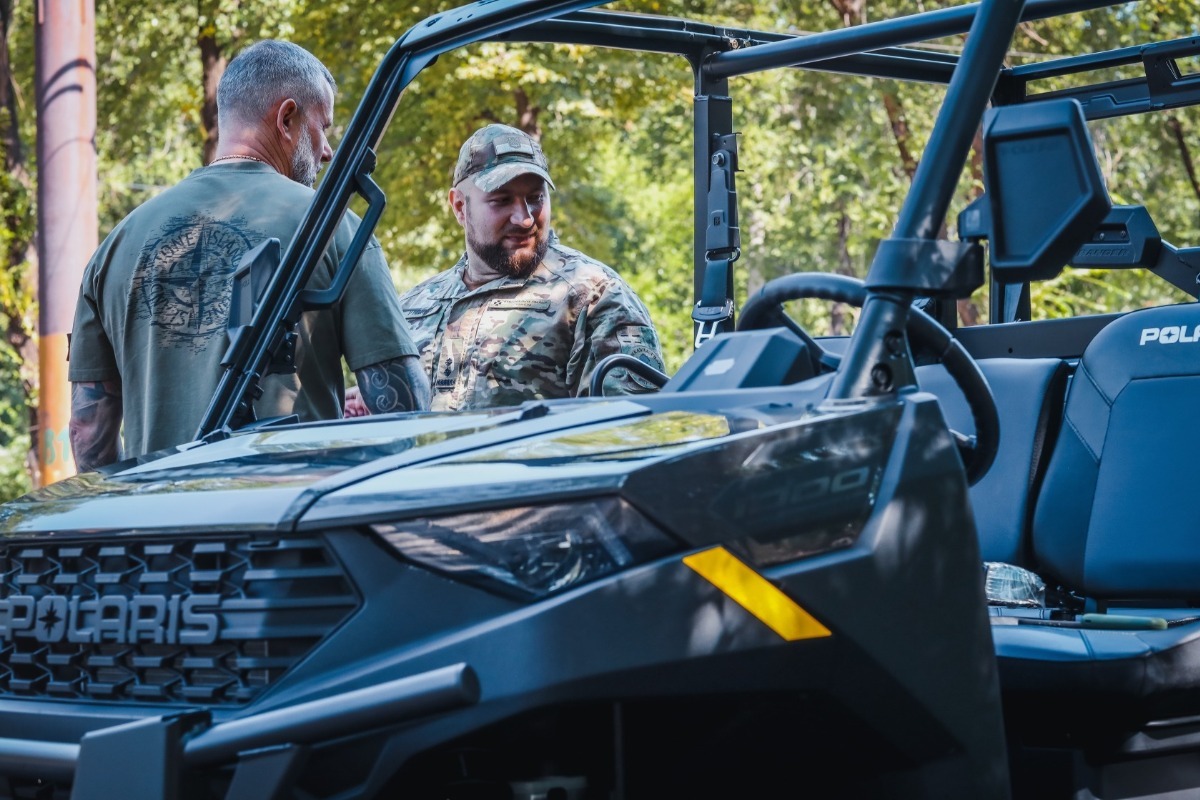 Маневрені та швидкі: Метінвест передав Нацгвардійцям багі та мотоцикли