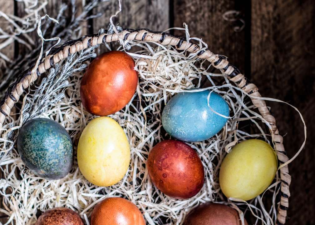 Як пофарбувати яйця до Великодня натуральними барвниками: 6 ідей