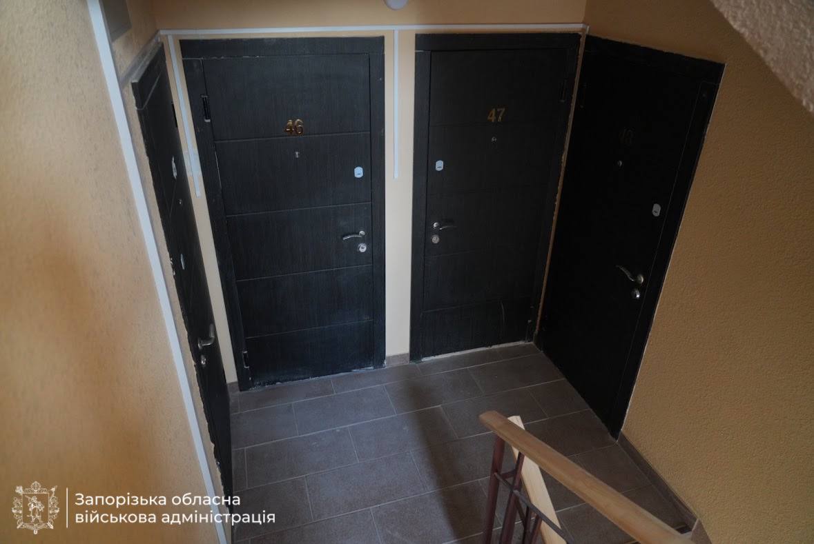 Нарешті вдома: у Запоріжжі мешканці відновленої багатоповерхівки отримують ключі від квартир  (фото, відео)