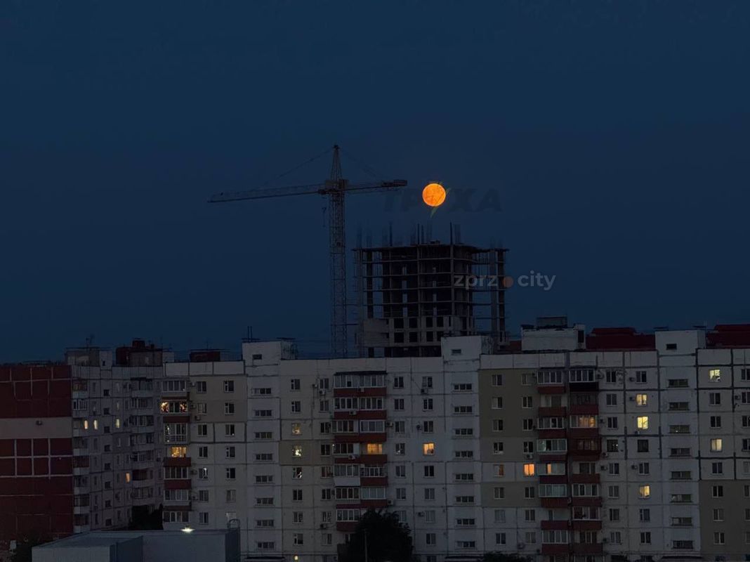 «Полуничний» місяць зачарував запоріжців – у небі над містом спостерігали захопливе явище (фото)