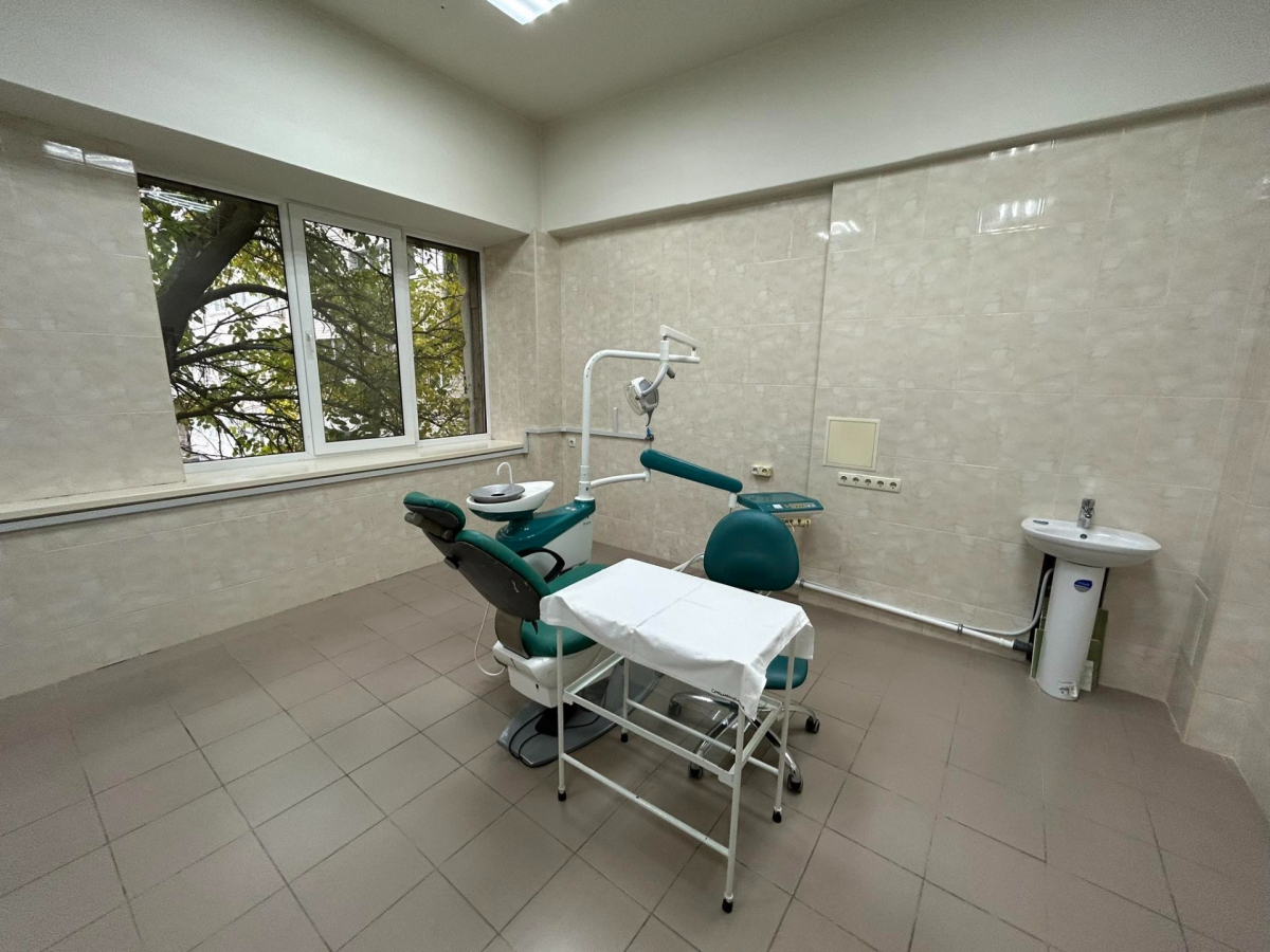 У дитячій лікарні в спальному районі Запоріжжя запрацював оновлений стоматологічний кабінет - фото