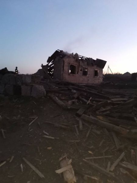 Рашисти обстріляли приватний сектор Запоріжжя - під завалами зруйнованого будинку може бути людина