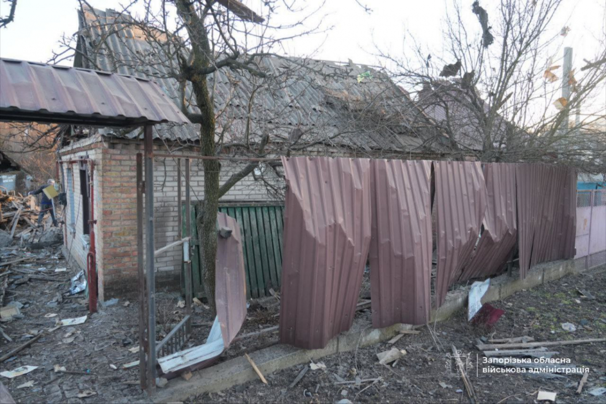 Ворог вдарив КАБами по Запоріжжю і Розумівці: поранені люди, розтрощені домівки та згорілі авто (фото, відео)