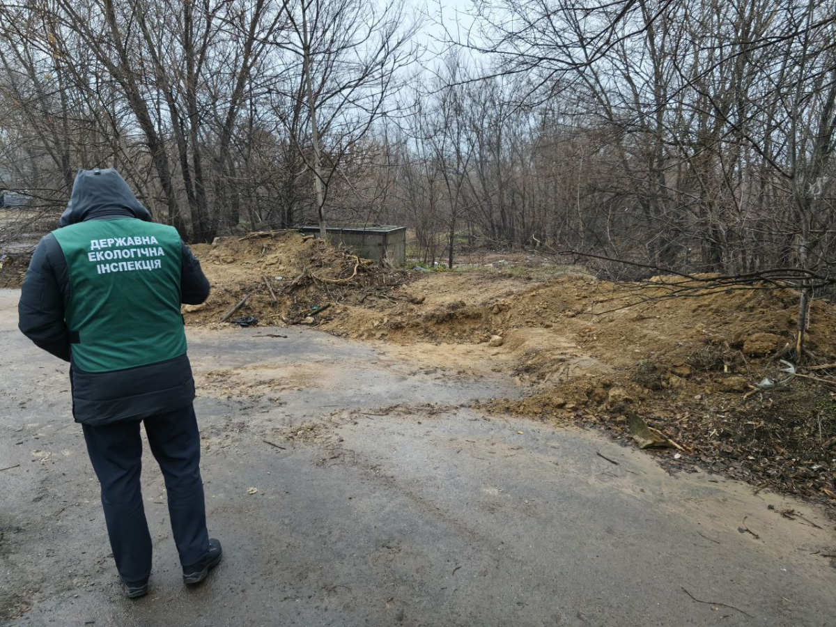 Становило загрозу екологічній безпеці - в одному з районів Запоріжжя прибрали стихійне сміттєзвалище