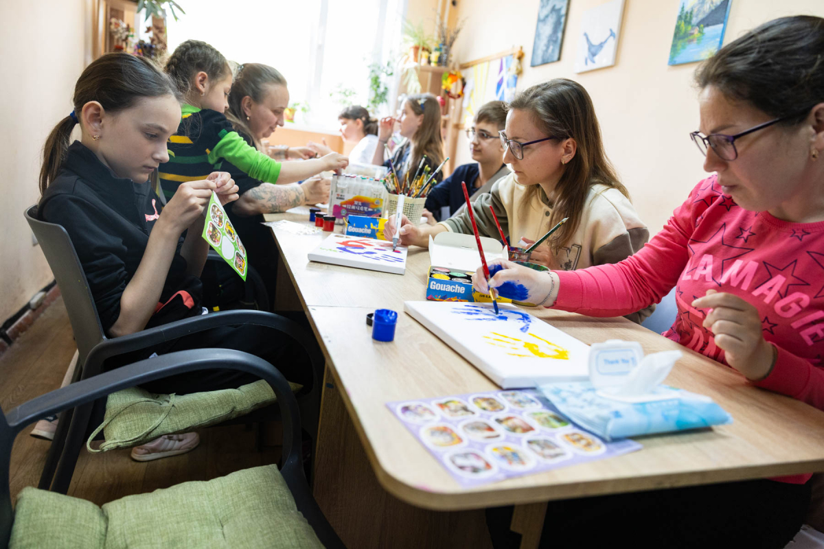 Через дотик і творчість: у запорізькому ком’юніті-центрі «Опліч Хаб» провели арттерапію для батьків і дітей
