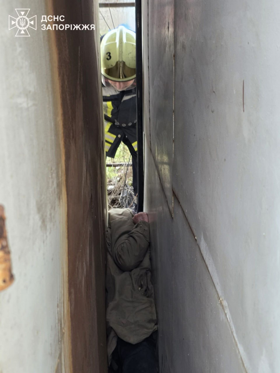 Рятували спецтехнікою: у Запоріжжі пенсіонерка застрягла між кіосками (фото)