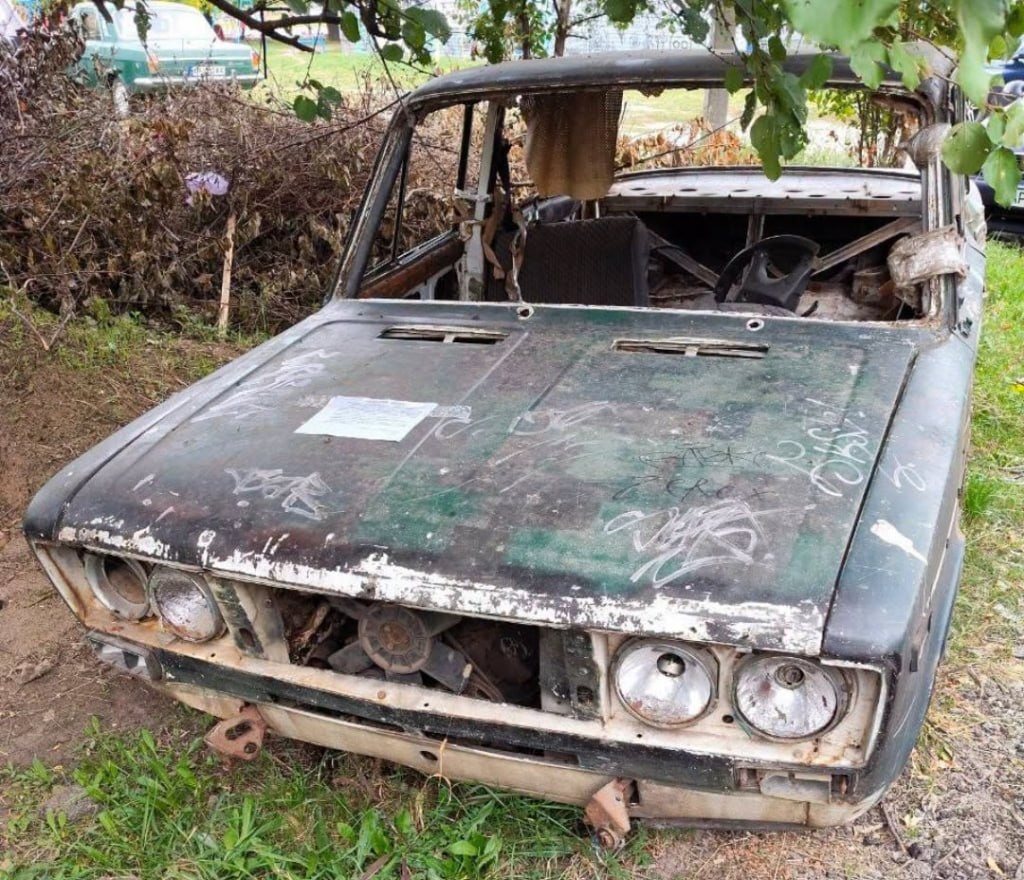 Покинуті "жигулі" у дворі Хортицького району.