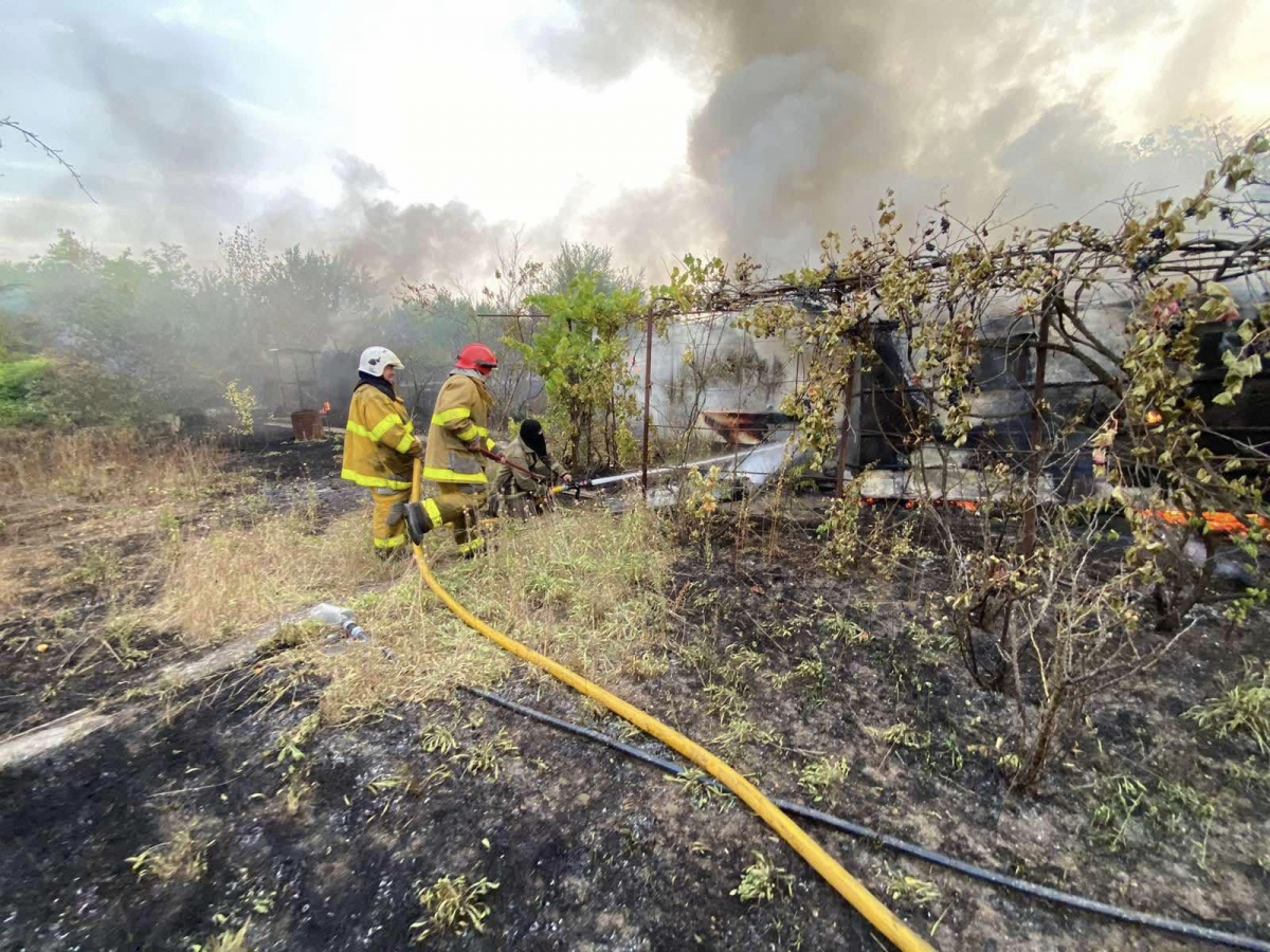 Горіли дачні будинки та городи  – у Запорізькому районі рятувальники три дні гасили вогонь (фото)