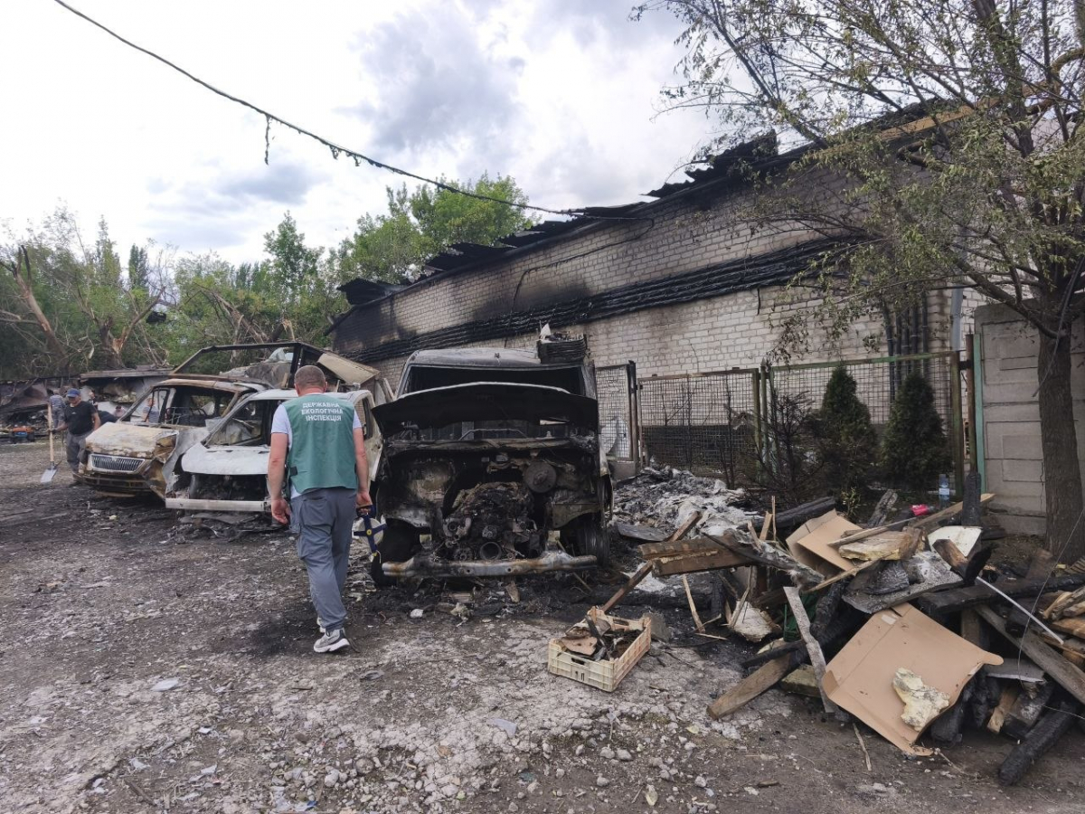Понівечені будівлі та вирву від авіабомби зафіксували у двох районах: екологи оцінили наслідки ударів по Запоріжжю (фото)