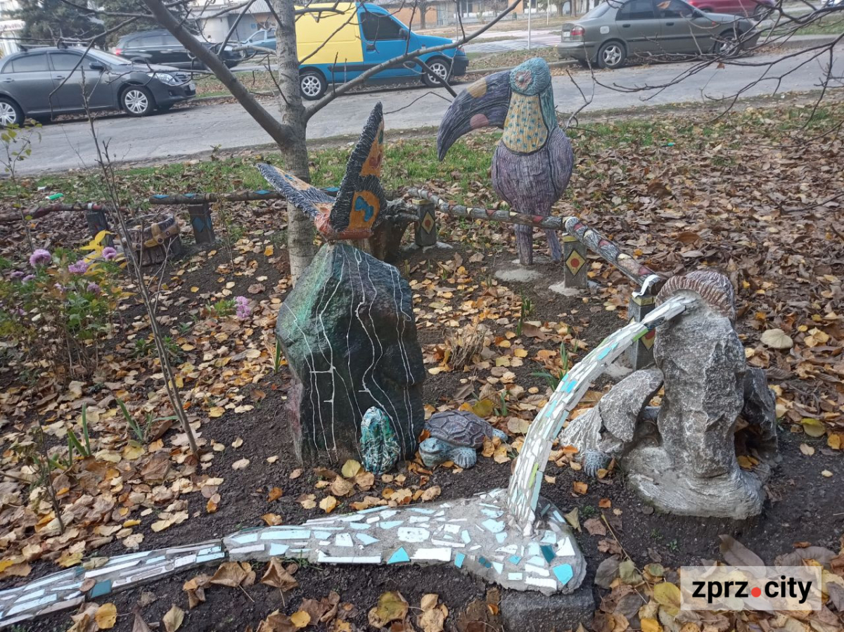 Казковий какаду, метелик і черепаха - запоріжець створив біля зупинки незвичайну зону (фото)