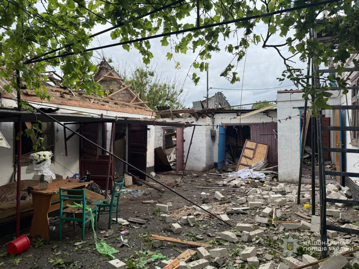 Поранення дістали двоє чоловіків - у Запорізькій області російський дрон-камікадзе влучив у автівку (фото)