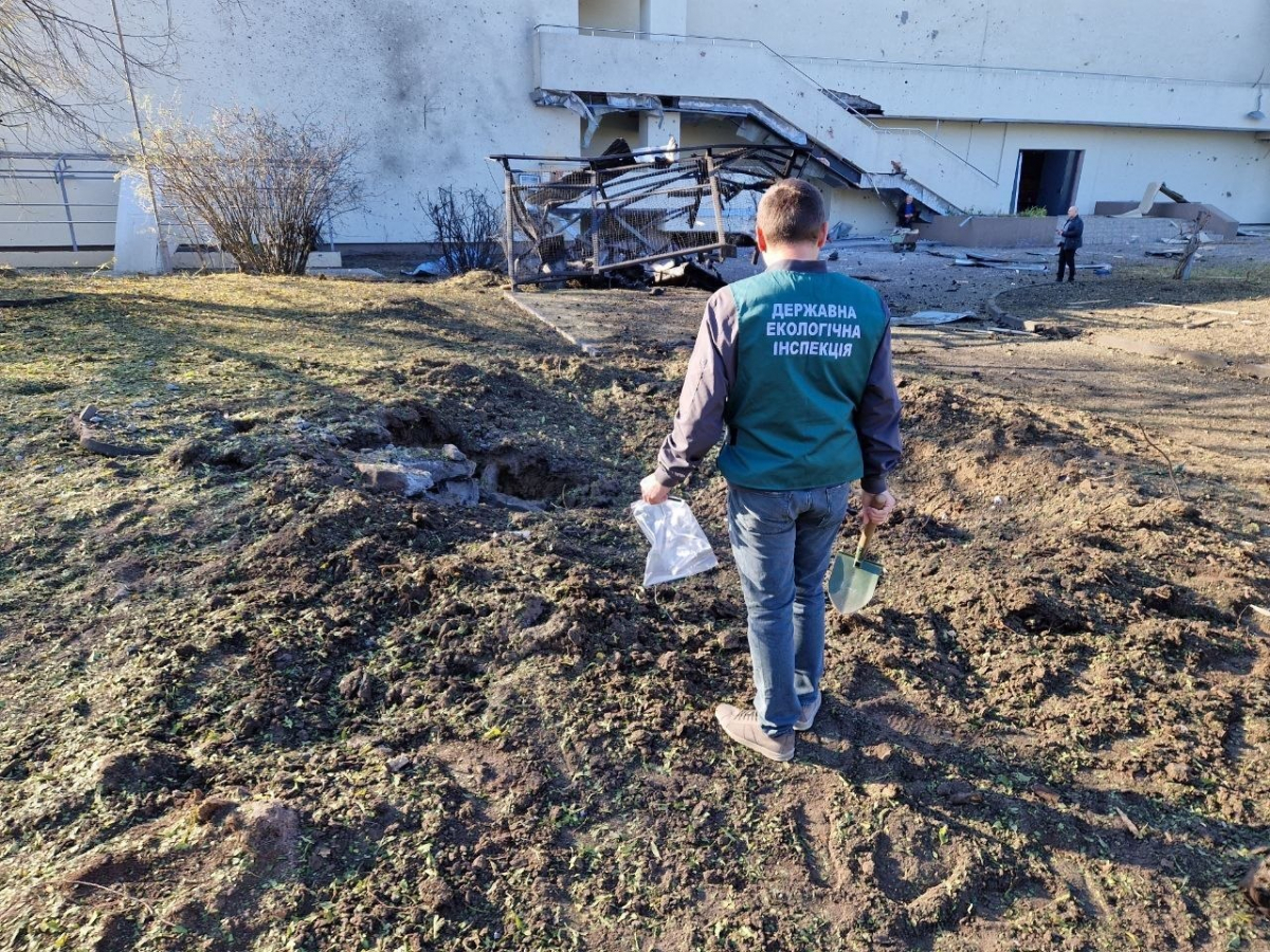 Вирви, уламки та сліди пожеж: екологи показали наслідки ударів по Запоріжжю (фото)