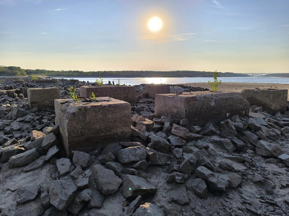 У Запоріжжі впав рівень води у Дніпрі - добре видно залишки дерев'яних мостів 1944 року (фото)