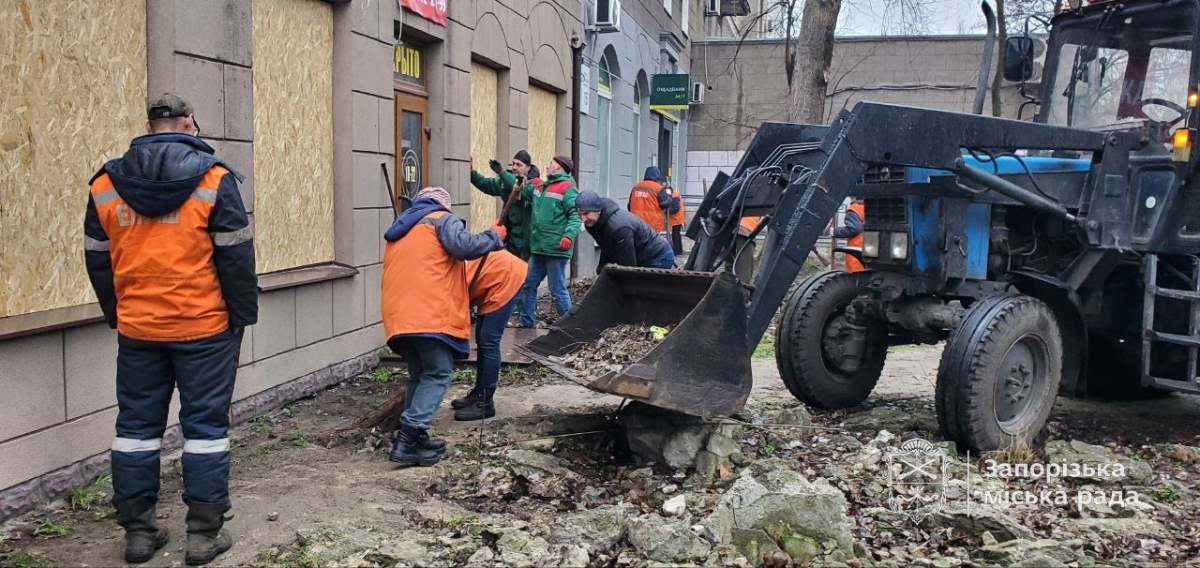 Працюють цілодобово - у Запоріжжі триває ліквідація наслідків ворожої атаки в ніч на 1 лютого