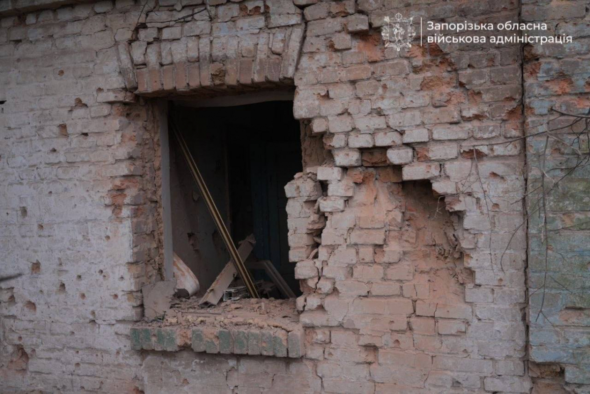 Загинув машиніст, двоє поранених: росіяни вдарили по залізниці у Запоріжжі