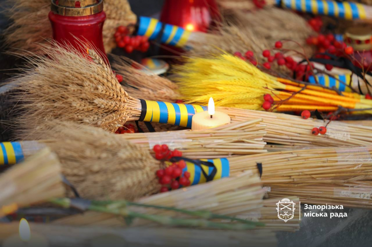 Свічки пам’яті як символ незламності - Запоріжжя вшанувало пам’ять жертв Голодоморів (фото)