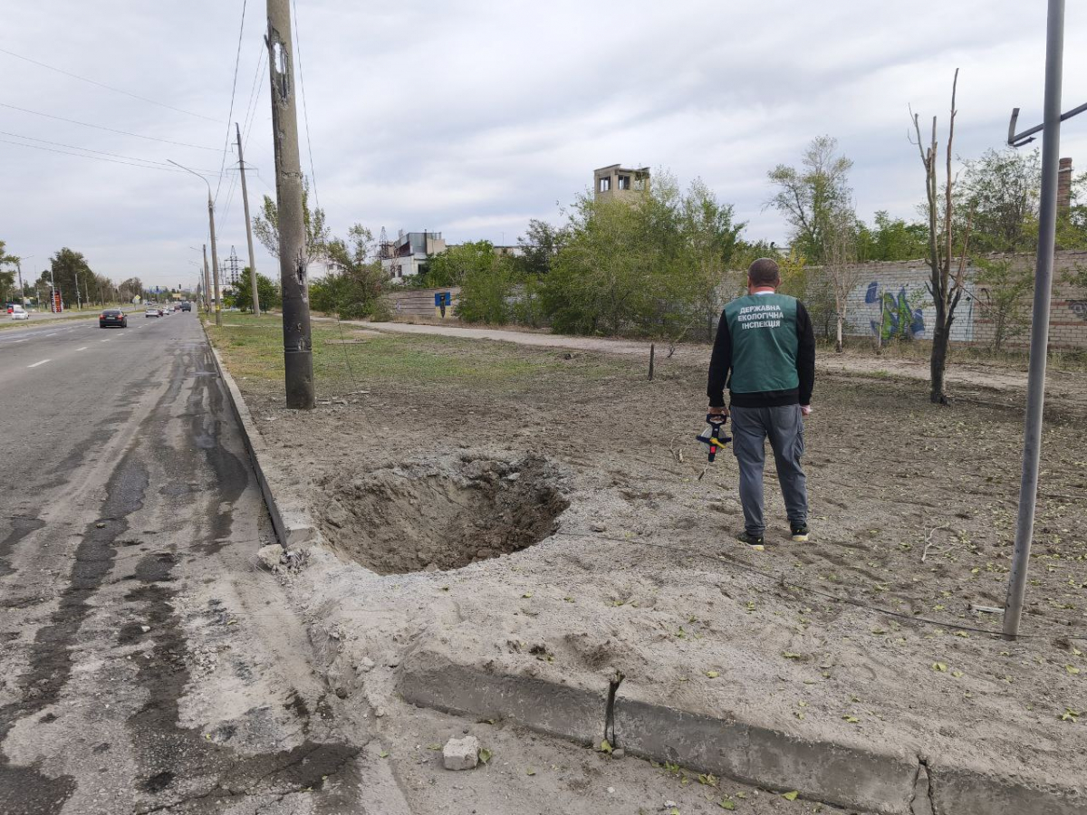 Наслідки нічного удару – у Запоріжжі екоінспекція перевірила, уражені обстрілами, райони (фото)