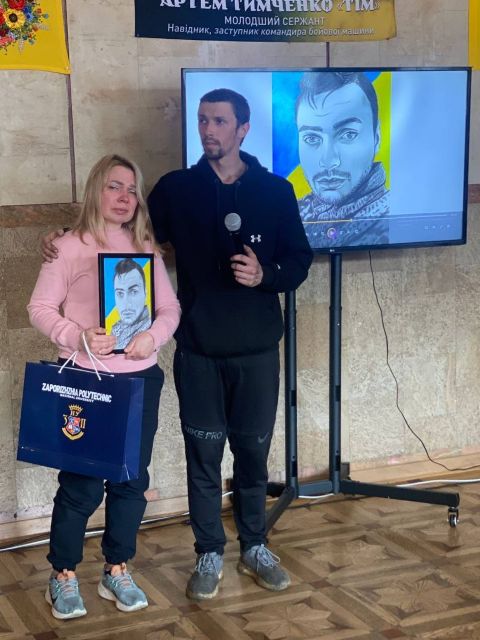 "Крізь ці портрети ми бачимо життя": у Запоріжжі відкрили виставку на честь загиблих і зниклих Героїв (фото)