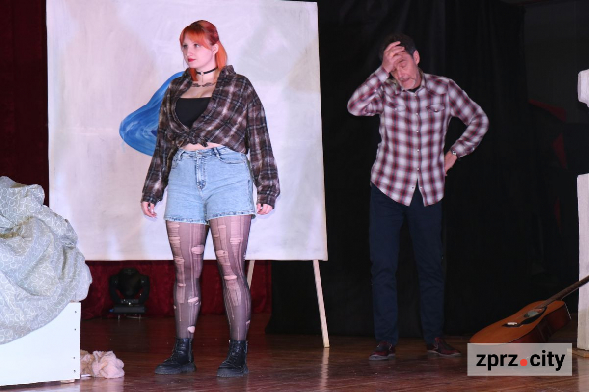 Запорізький театр показав прем'єру комедії про паризьке життя - фото