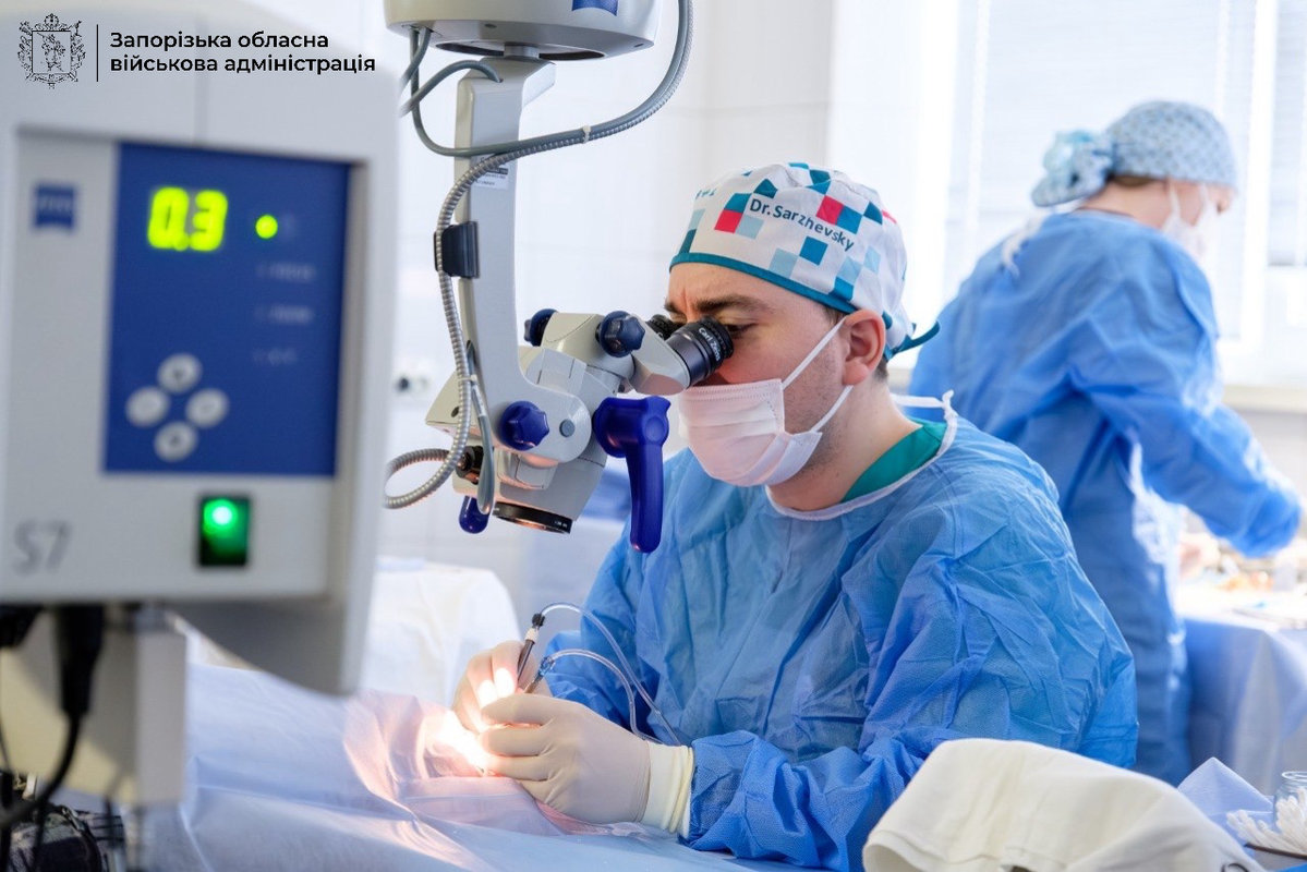 Понад 10 тисяч успішних операцій: у Запоріжжі безоплатно повертають зір пацієнтам з катарактою (фото, відео)