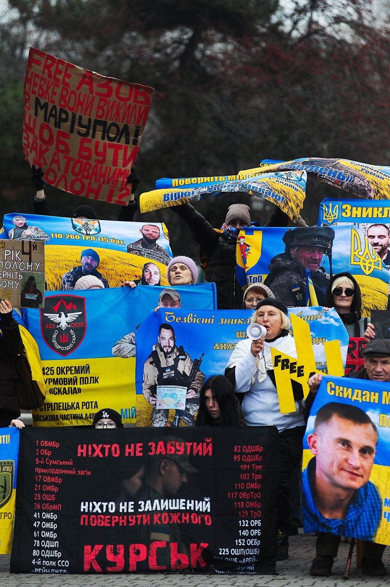 "Наш біль і наша надія" - у Запоріжжі провели автопробіг та акцію на підтримку військовополонених (фото)